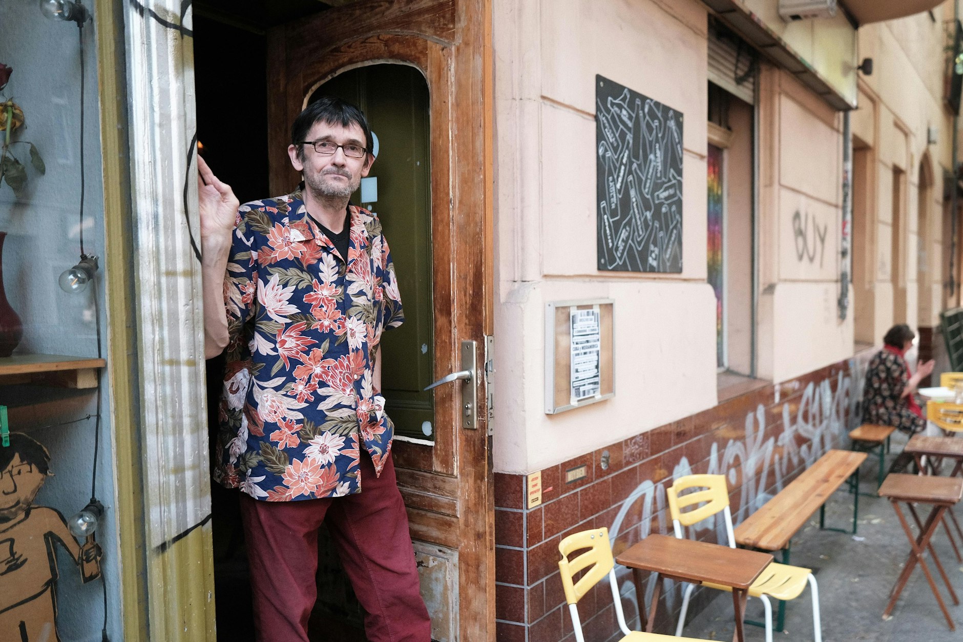 Kneipier Lars Maurmaier vor dem Broschek