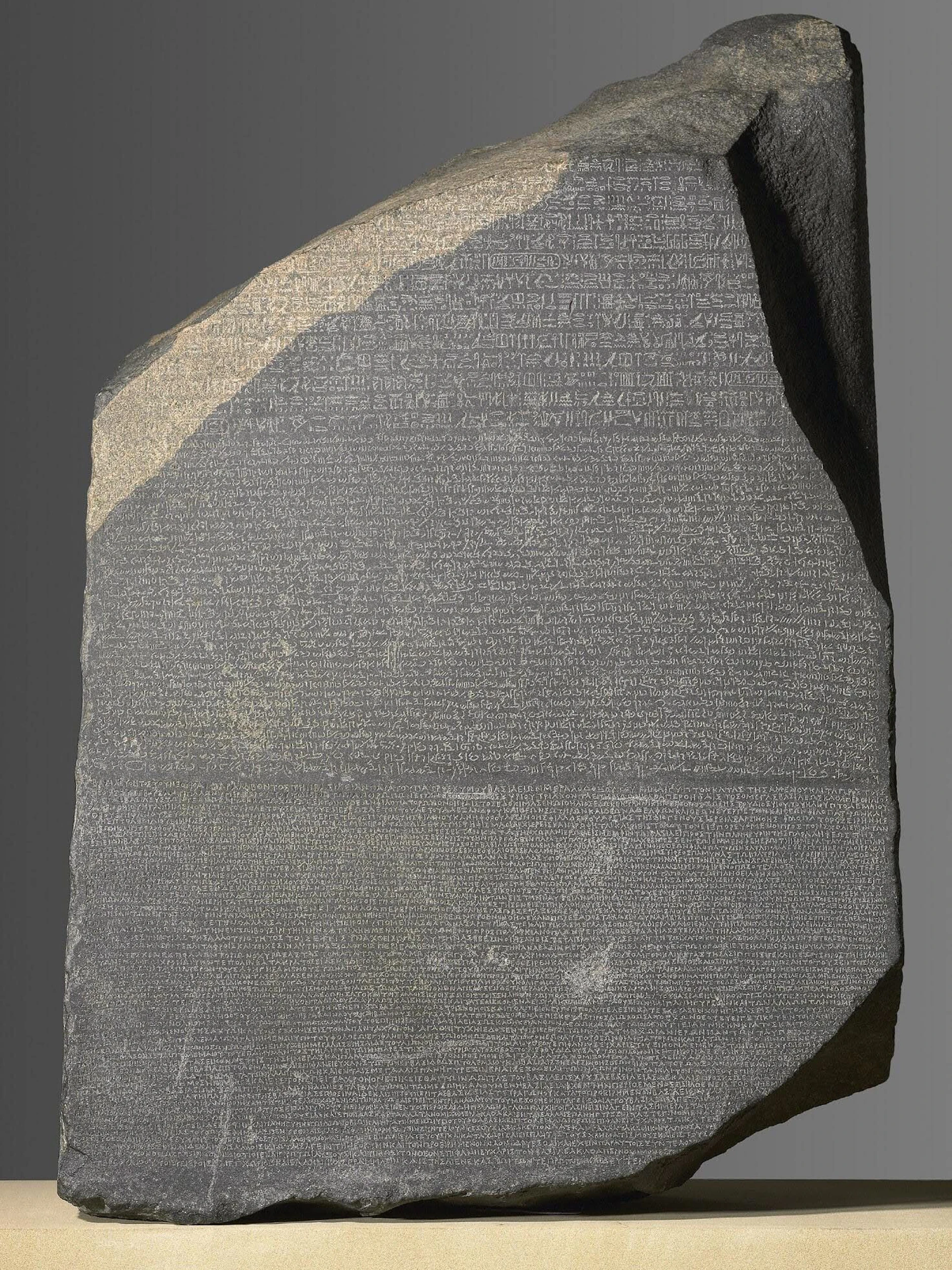 Schriftsprachen halfen bei der Entwicklung von Hochkulturen. Zur Entzifferung der Hieroglyphen half Jahrtausende später der Stein von Rosette.
