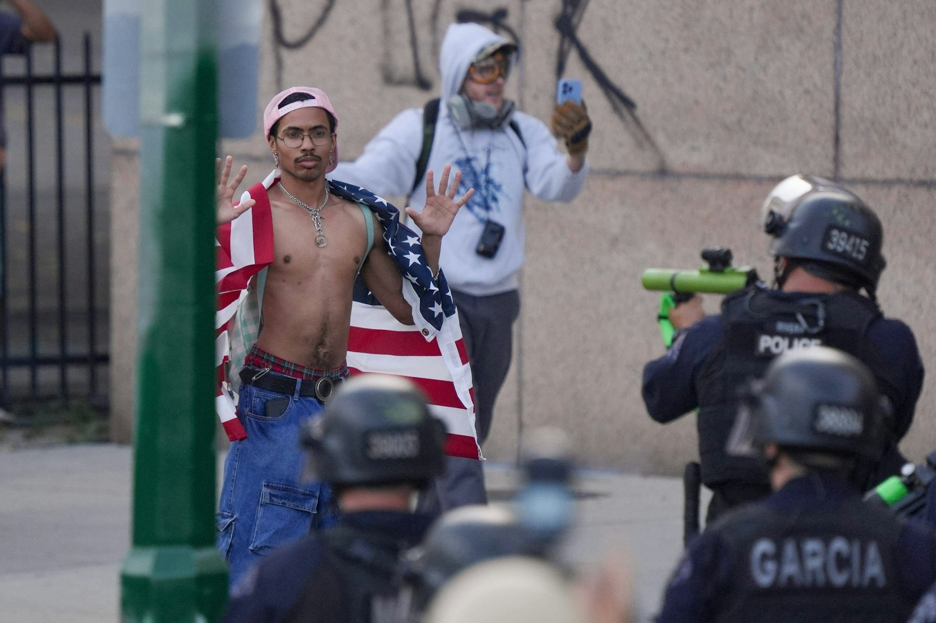 In Los Angeles kam es auch am Sonntag wieder zu Ausschreitungen.