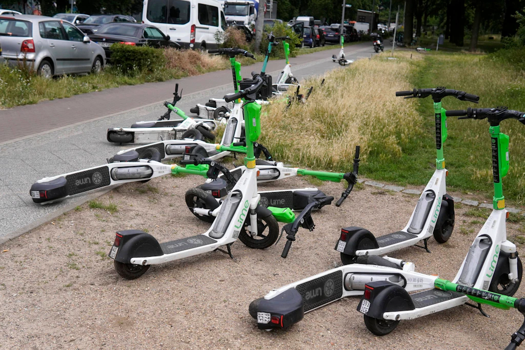 Kreative Wege der E-Scooter-Abstellung