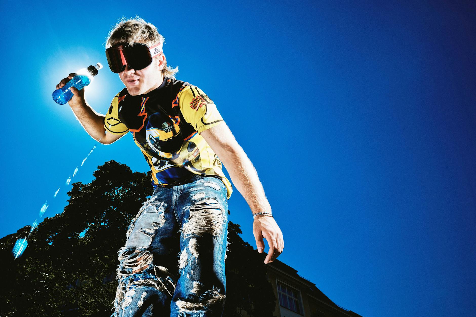 Berlin kann auch sonnig: Ski Aggu beim Fotoshooting für die Berliner Zeitung im Berliner Westen.