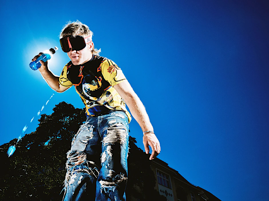 Berlin kann auch sonnig: Ski Aggu beim Fotoshooting für die Berliner Zeitung im Berliner Westen.
