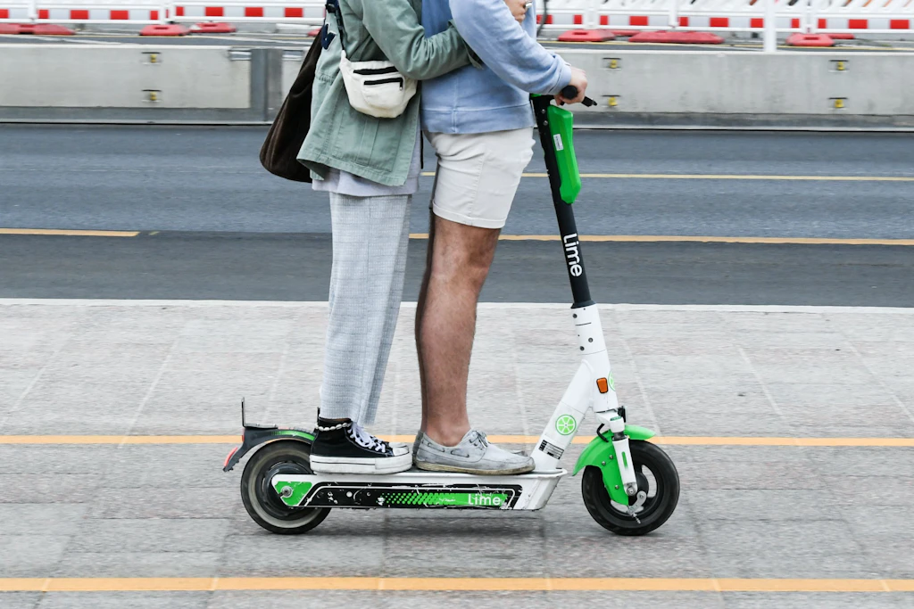 Ob allein oder zu zweit: Der E-Scooter findet vielfältigen Einsatz