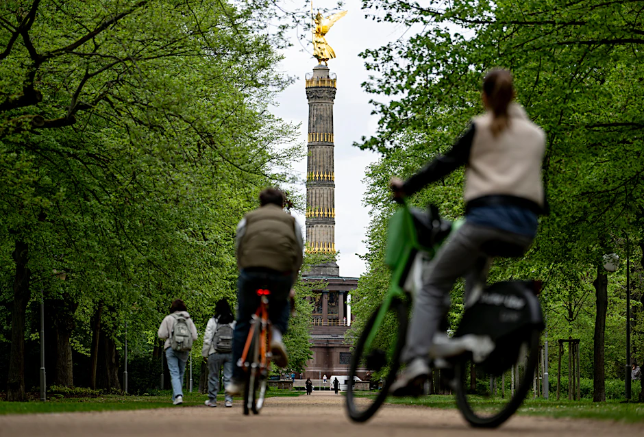 Fahrräder und E-Roller auf dem Bürgersteig: Wehe, der Fußgänger wehrt sich