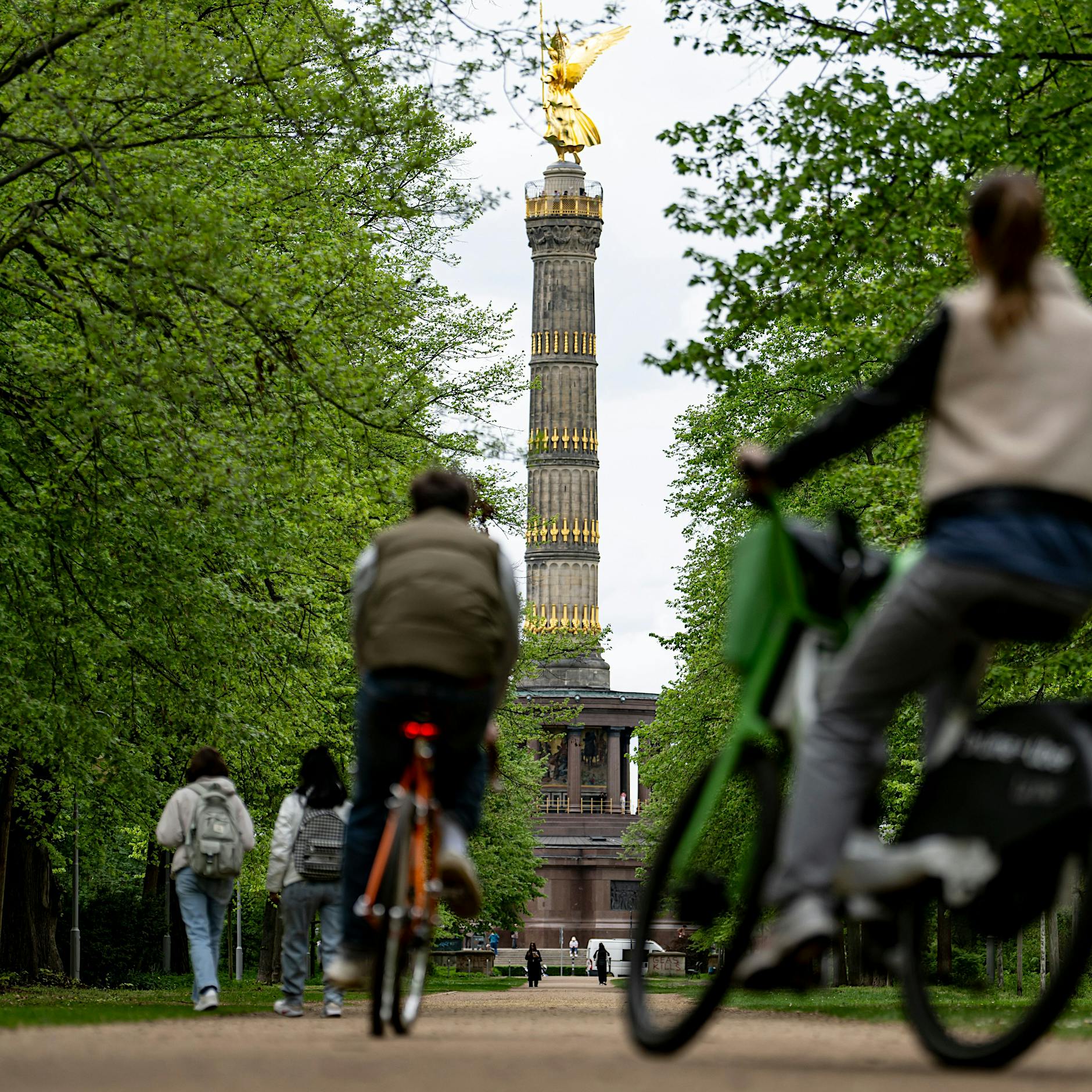 Fahrräder und E-Roller auf dem Bürgersteig: Wehe, der Fußgänger wehrt sich