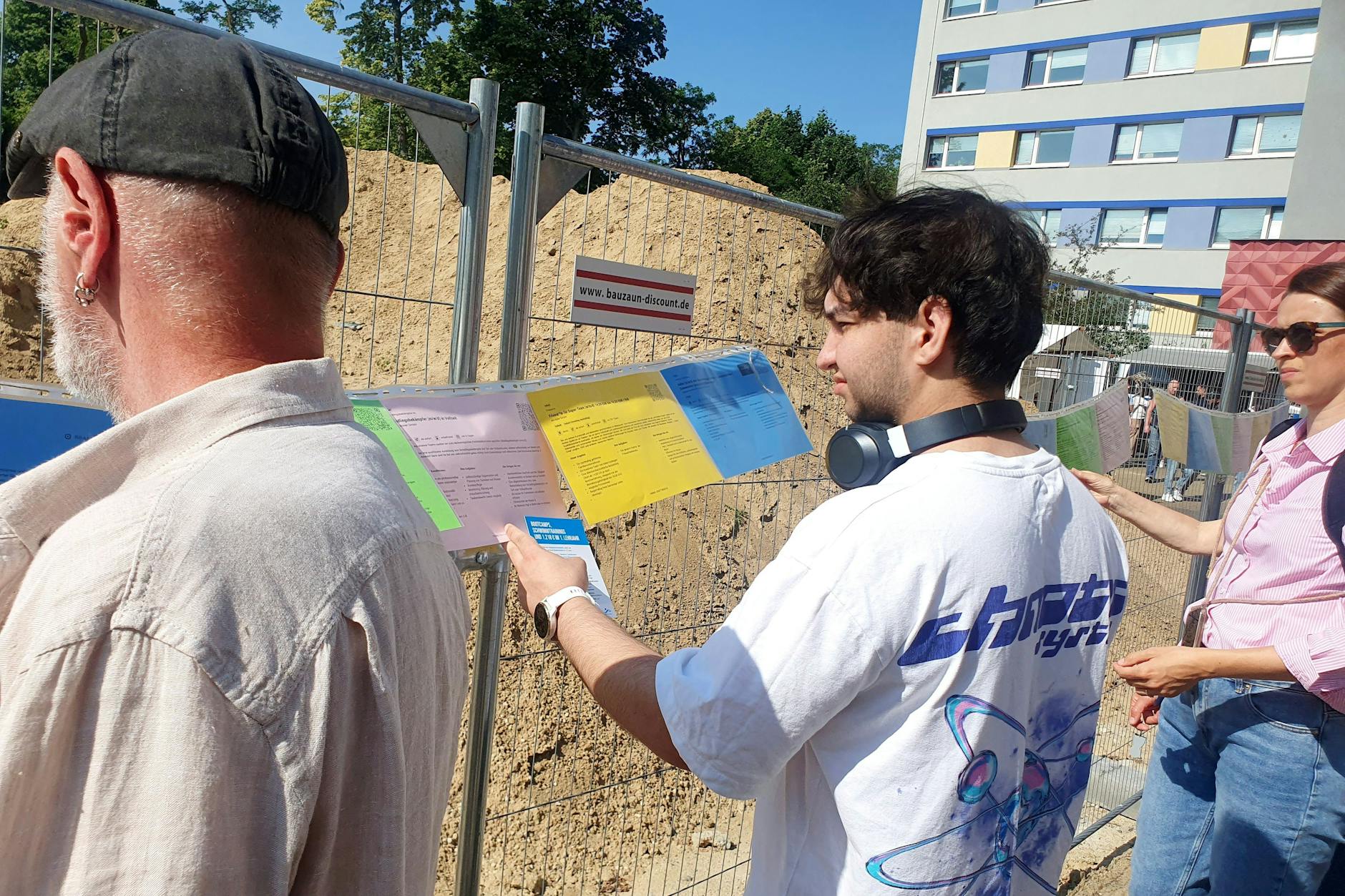 Angebote an Bauzäunen: Jobmesse in Lichtenberg
