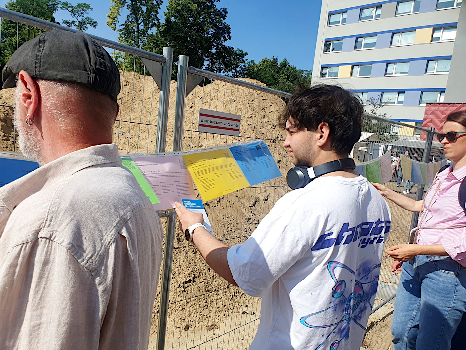 Angebote an Bauzäunen: Jobmesse in Lichtenberg