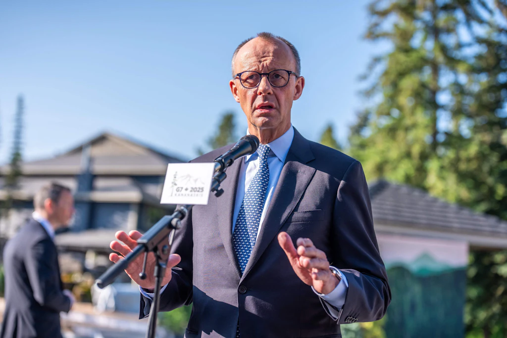 Meinung: Friedrich Merz und die „Drecksarbeit“ – wie der Kanzler das Völkerrecht mit Füßen tritt