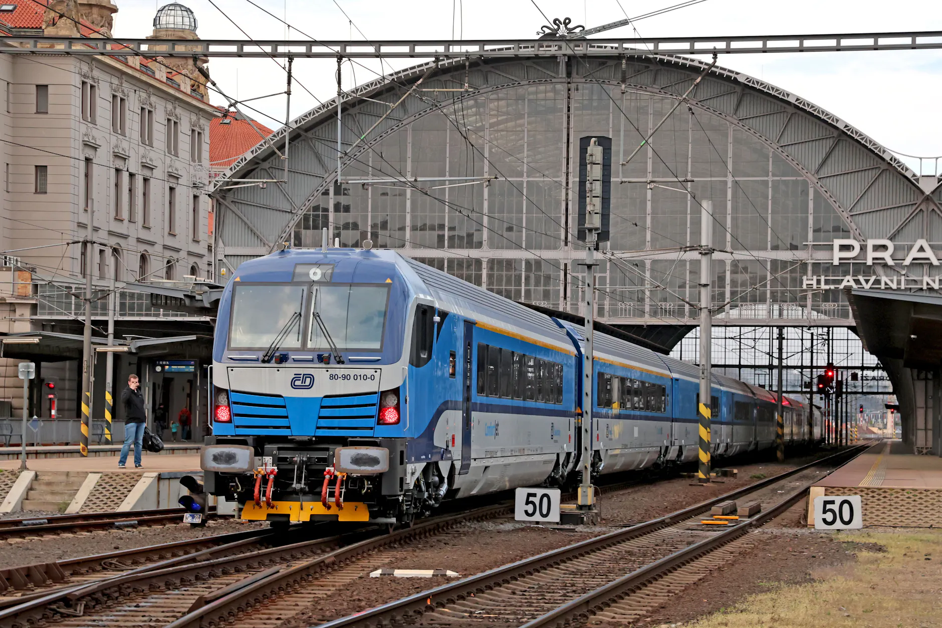 Ein Comfortjet verlässt den Prager Hauptbahnhof. Hier beginnt ab 1. Mai täglich die Reise über Dresden, Berlin, Hamburg und Odense nach Kopenhagen.