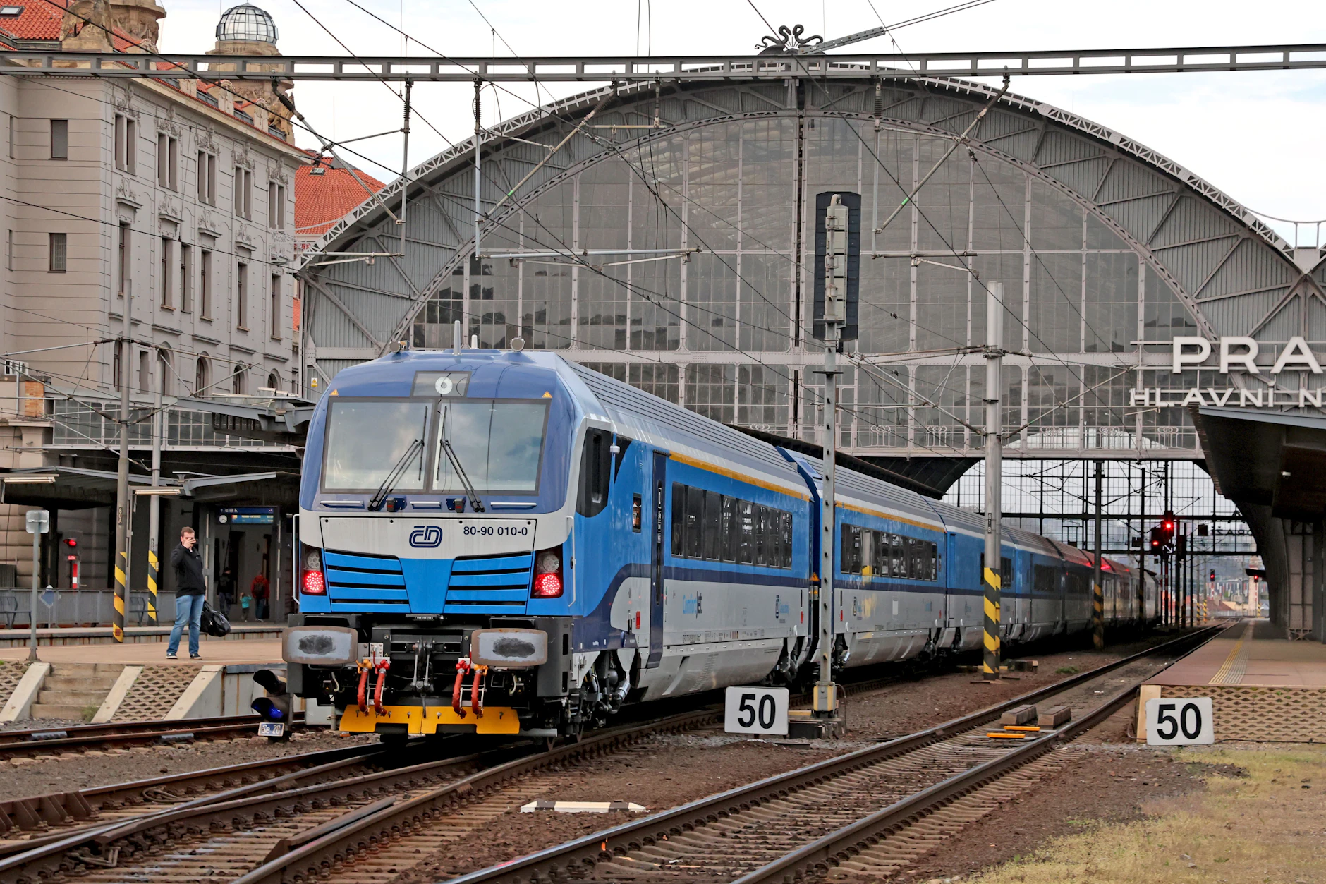 Ein Comfortjet verlässt den Prager Hauptbahnhof. Hier beginnt ab 1. Mai täglich die Reise über Dresden, Berlin, Hamburg und Odense nach Kopenhagen.