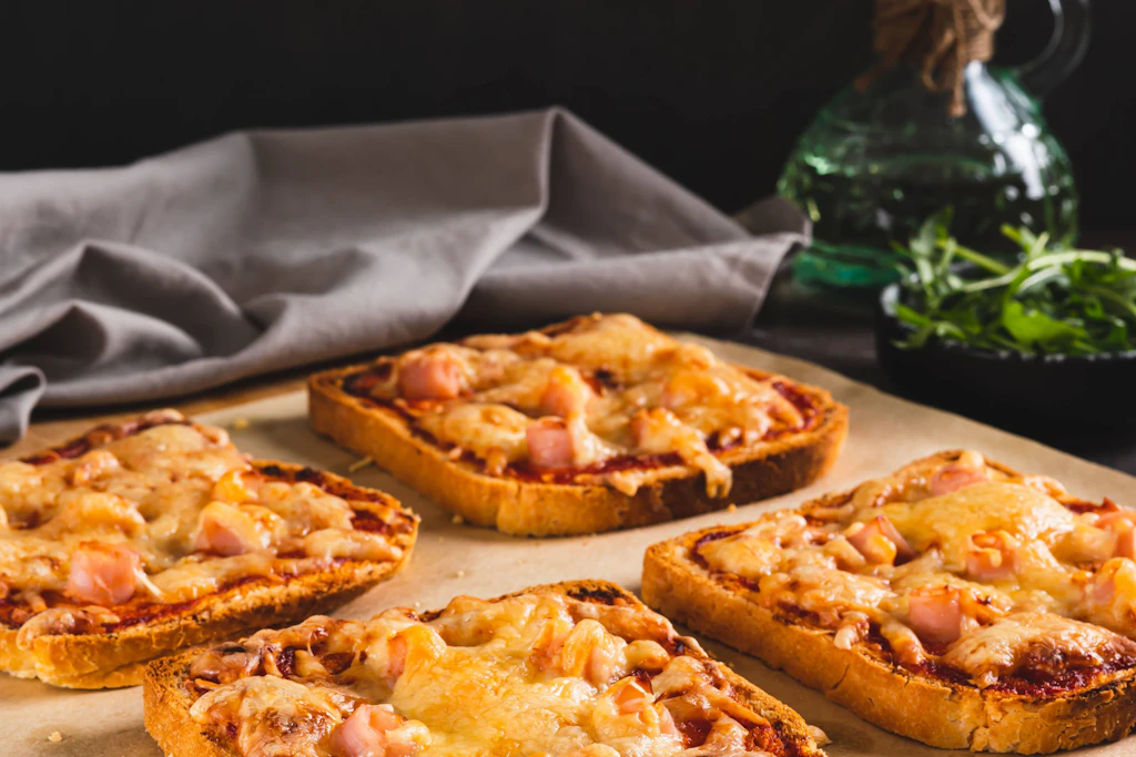 Lust auf ein schnelles, aber deftiges Gericht zum Abendbrot? Von der Karlsbader Schnitte bis zum Feuertoast: Mit Käse überbackenes Brot ist herzhaft und lecker.
