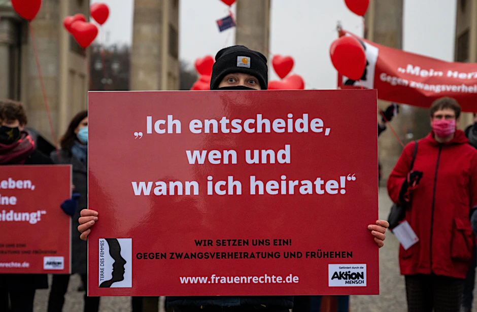 Terre des Femmes demonstriert mit der Aktion #meinherzgehörtmir gegen Zwangsverheiratungen und Frühehen.