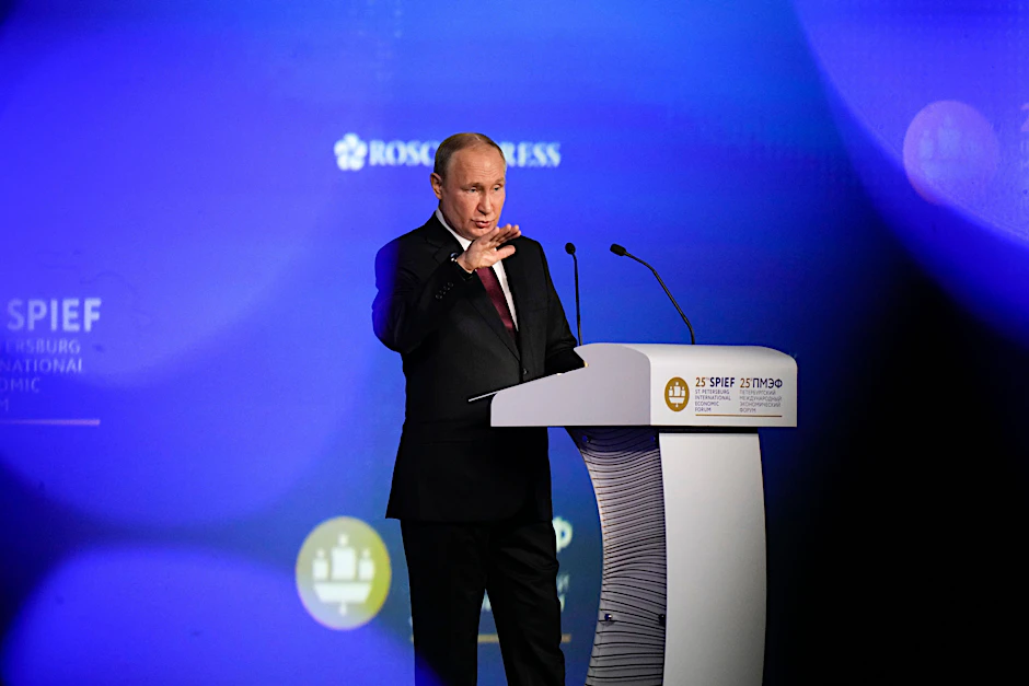 Kremlchef Wladimir Putin spricht am Freitag auf dem Wirtschaftsforum in St. Petersburg. Seine Minister befürchten eine Rezession.