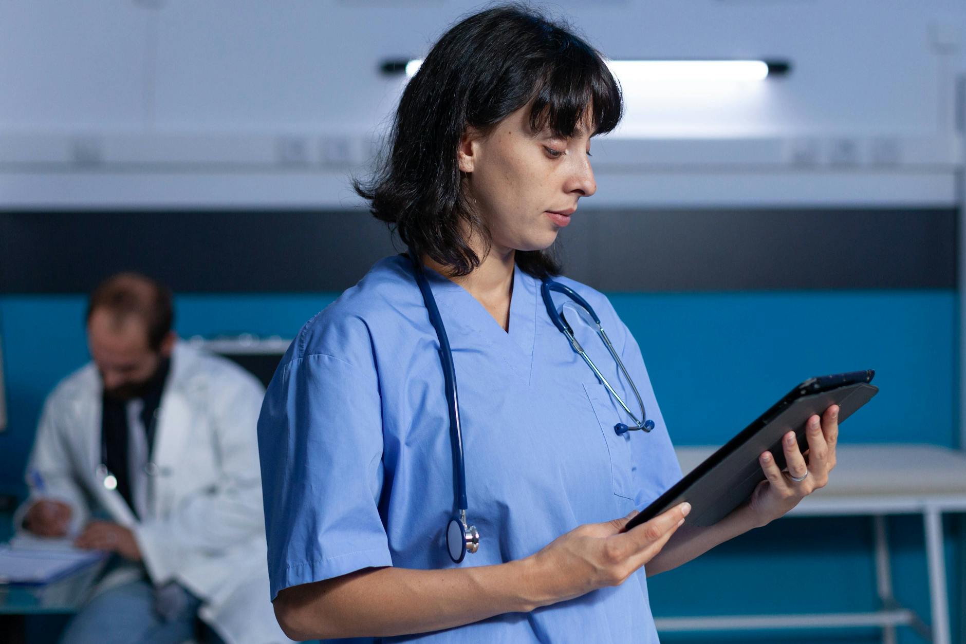 Bitte recht freundlich: eine medizinische Assistentin in einer Praxis.