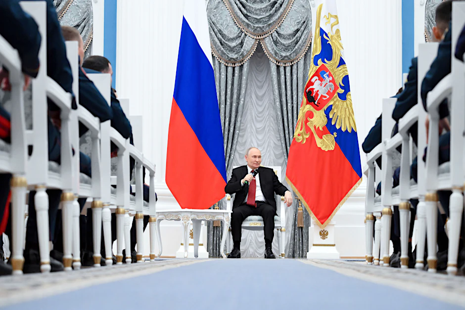 Der russische Präsident Wladimir Putin spricht im Kreml mit Teilnehmern der „Zeit der Helden“, einem Bildungsprogramm für Veteranen spezieller Militäroperationen.