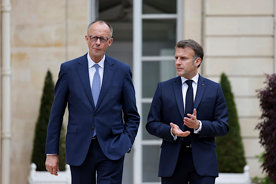 Merz und Macron unterhalten sich