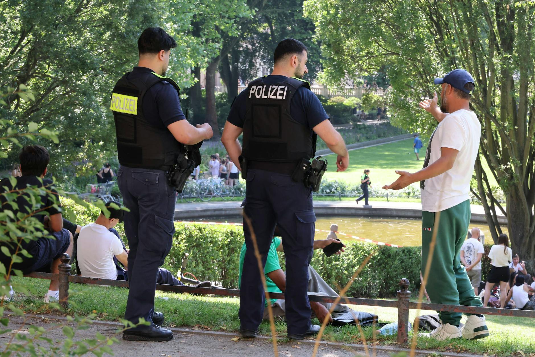 Nach der Bluttat befragt die Polizei mögliche Zeugen im Körnerpark in Berlin-Neukölln.