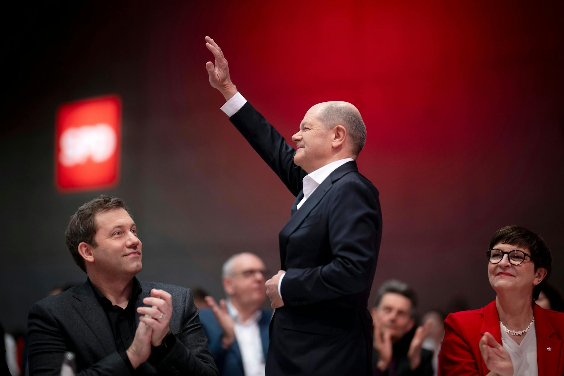 Die SPD hat in ihrer langen Geschichte Höhen und Tiefen erlebt: Lars Klingbeil, Olaf Scholz und Saskia Esken beim Wahlparteitag 2025 vor dem schlechtesten Ergebnis der SPD seit ihrer Gründung.