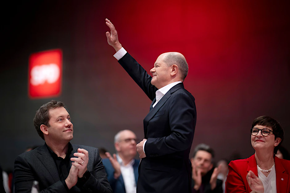 Die SPD hat in ihrer langen Geschichte Höhen und Tiefen erlebt: Lars Klingbeil, Olaf Scholz und Saskia Esken beim Wahlparteitag 2025 vor dem schlechtesten Ergebnis der SPD seit ihrer Gründung.