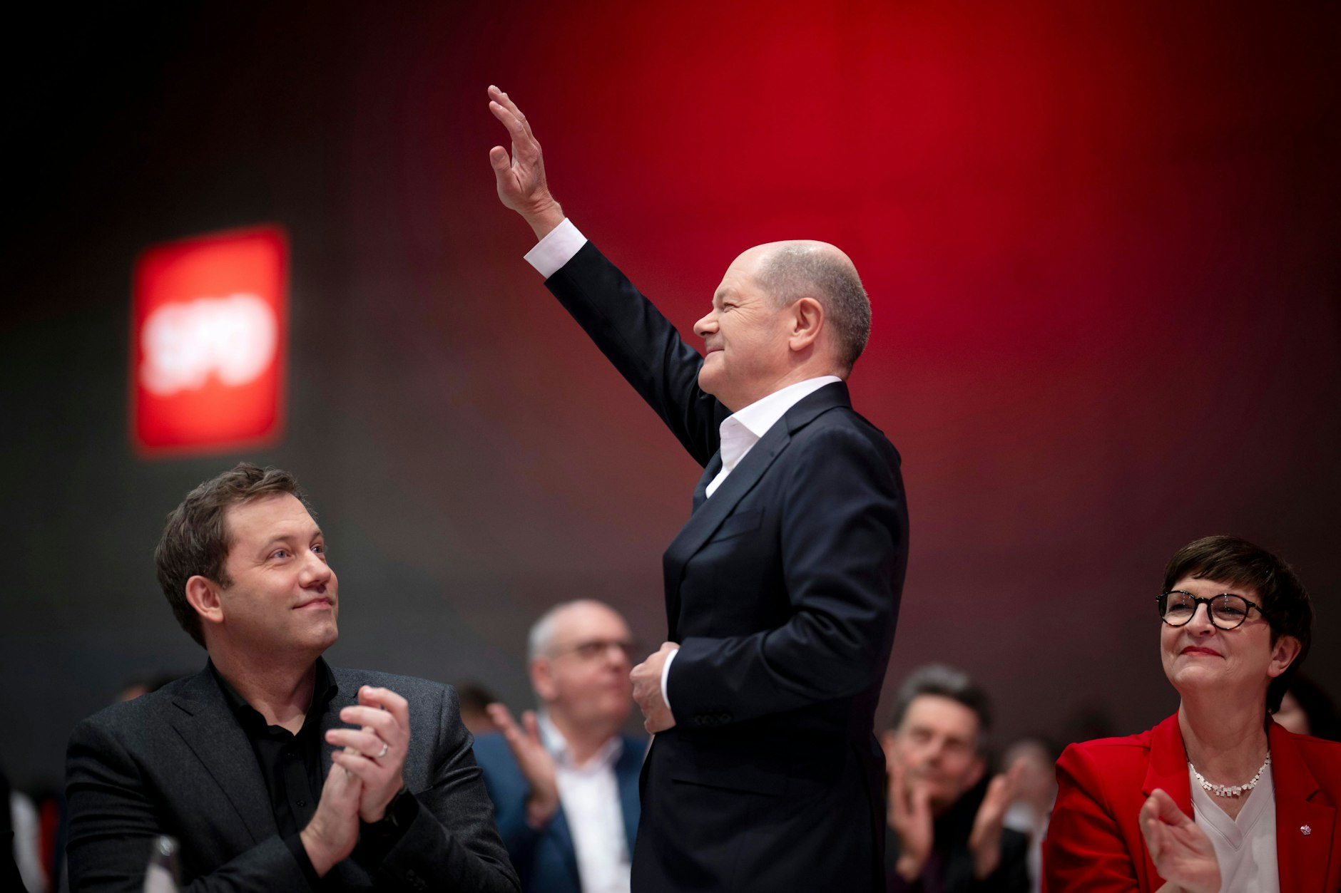 Die SPD hat in ihrer langen Geschichte Höhen und Tiefen erlebt: Lars Klingbeil, Olaf Scholz und Saskia Esken beim Wahlparteitag 2025 vor dem schlechtesten Ergebnis der SPD seit ihrer Gründung.