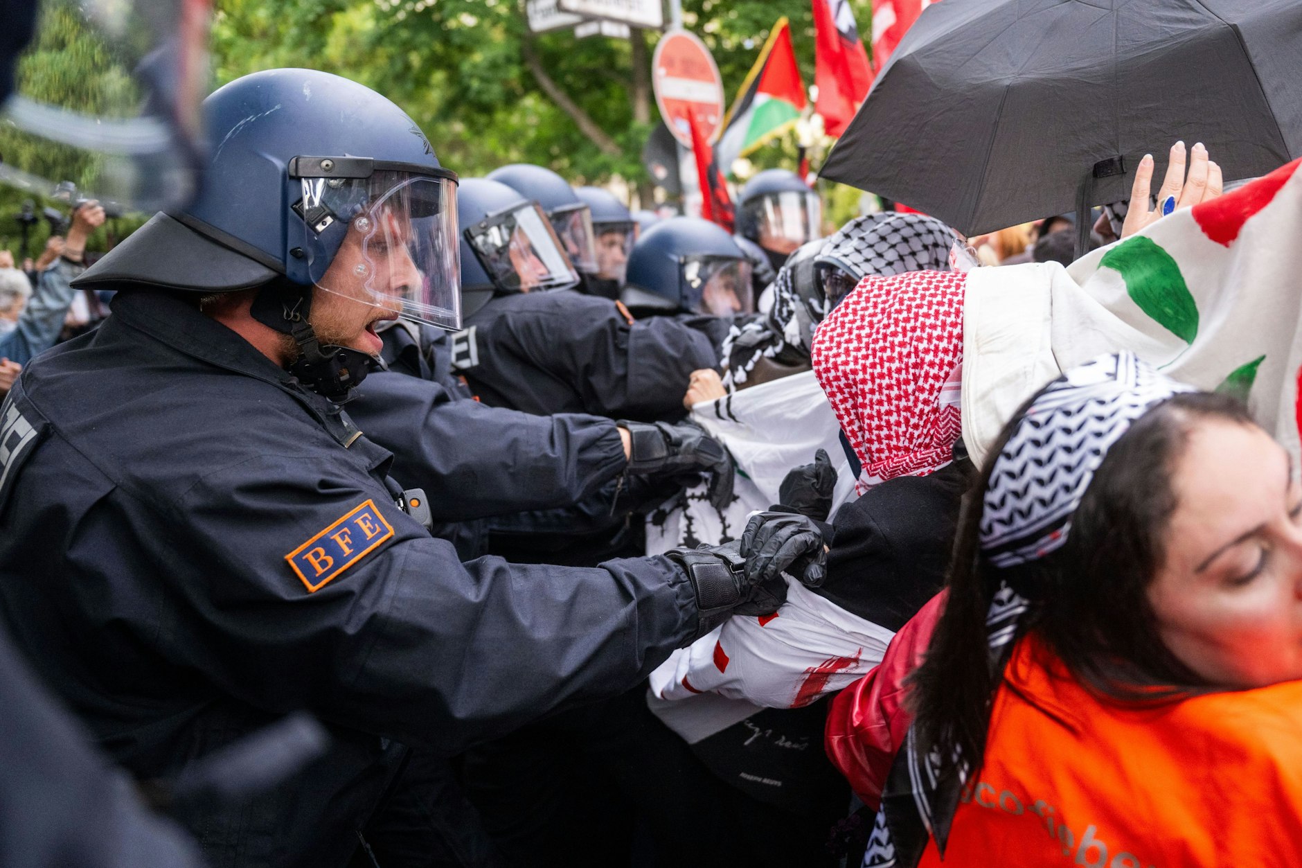 15. Mai am Südstern in Kreuzberg: Polizisten und Demonstranten geraten aneinander.
