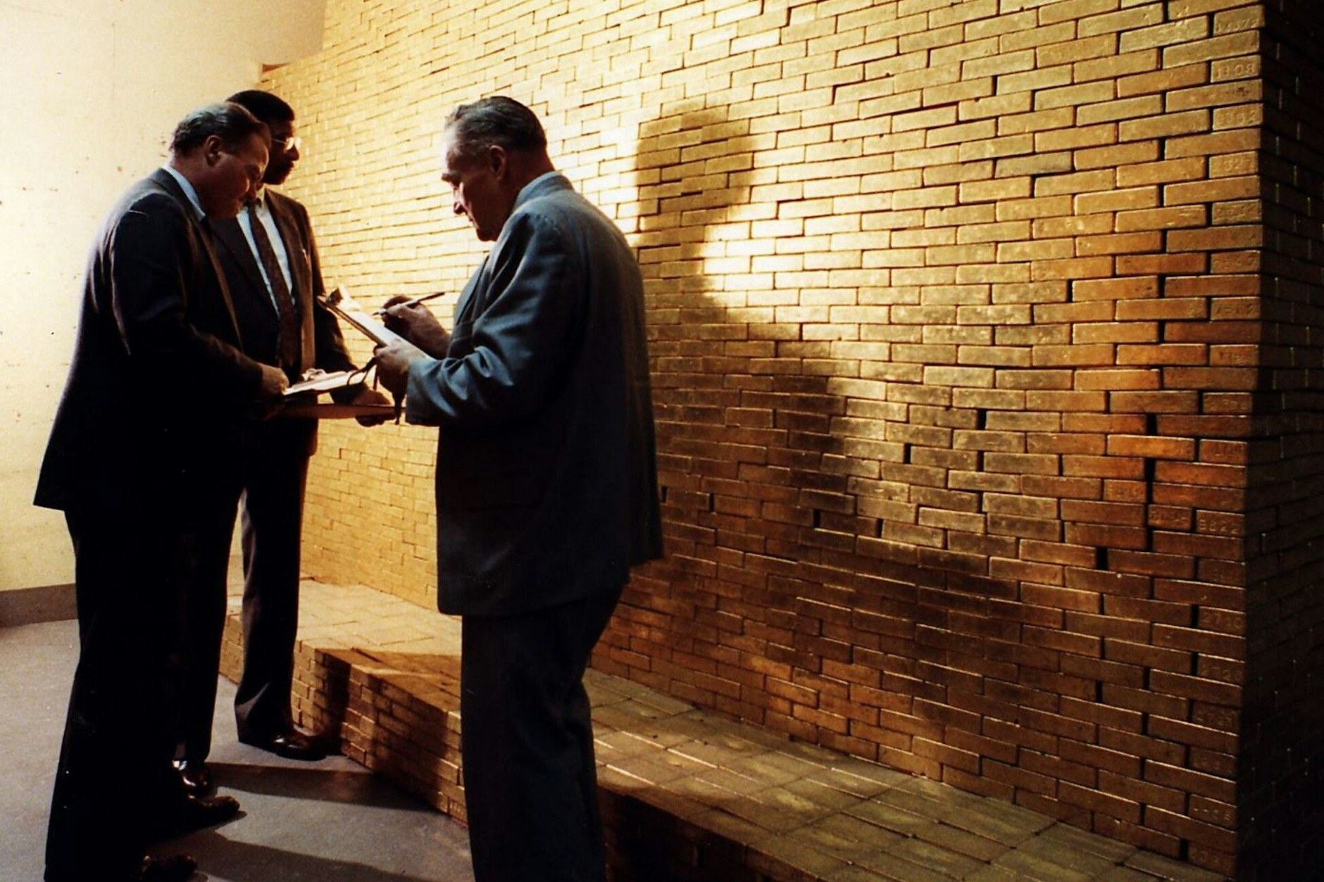 Drei Angestellte der Fed in New York führen im riesigen unterirdischen Tresorraum Buch über das gelagerte Währungsgold aus aller Welt. (Symbolbild)