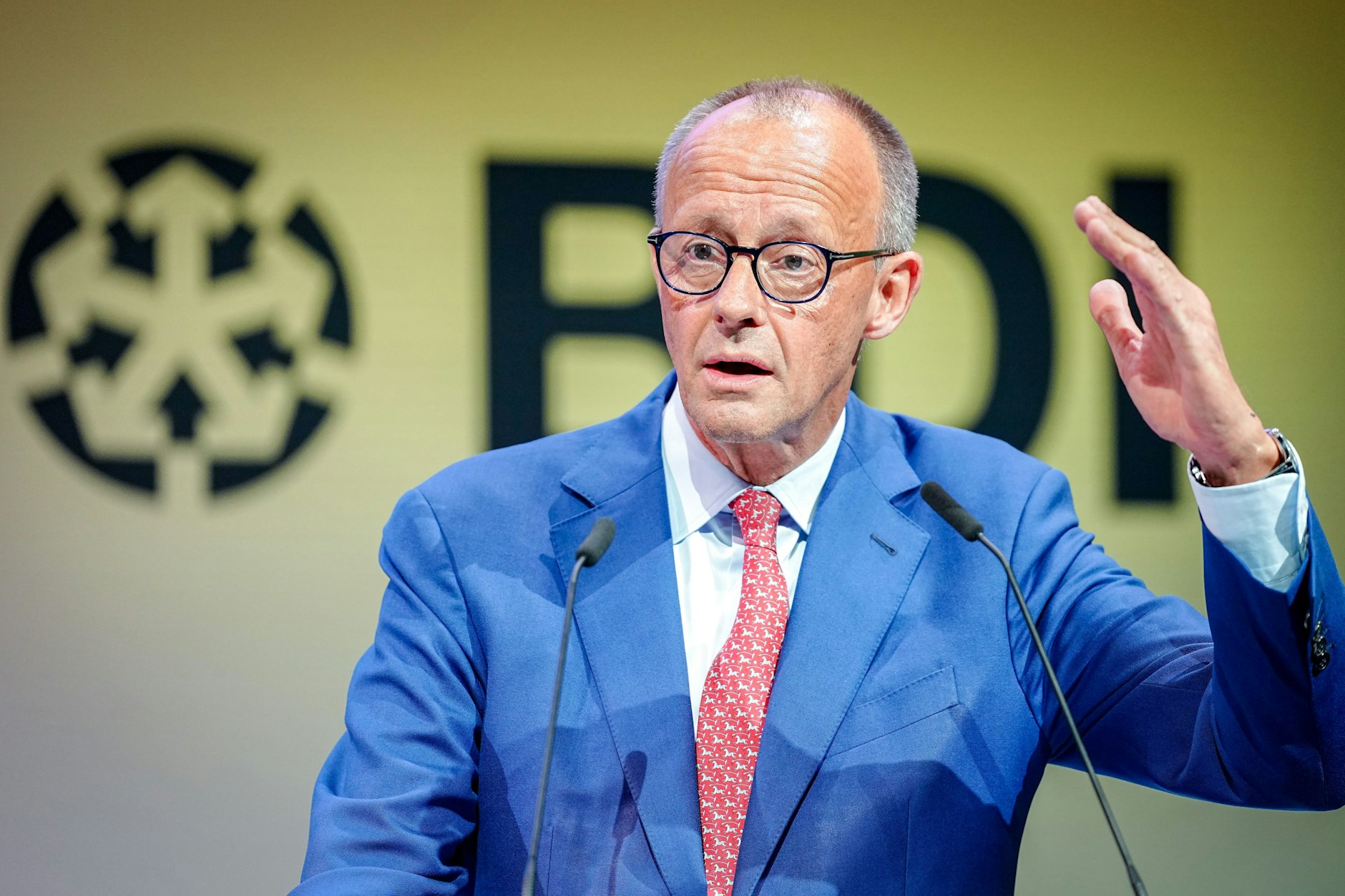 Bundeskanzler Friedrich Merz spricht beim Tag der deutschen Industrie.