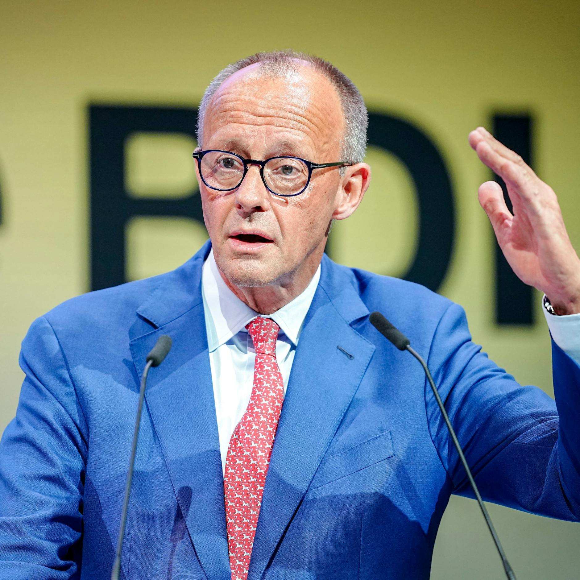 Image - Erst die Waffen: Merz lässt deutsche Wirtschaft im Schatten stehen