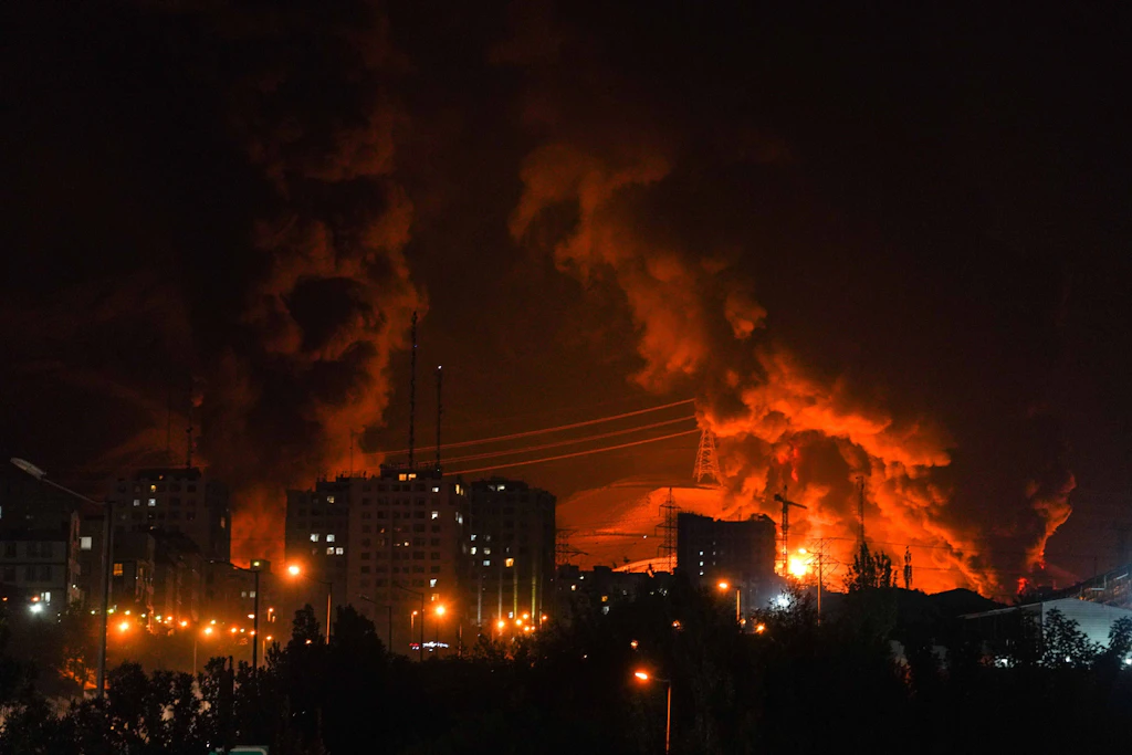 Nach einem israelischen Angriff auf ein Öllager in Teheran, Iran, in der Morgendämmerung am Sonntag steigen Feuer und Rauch in den Himmel.