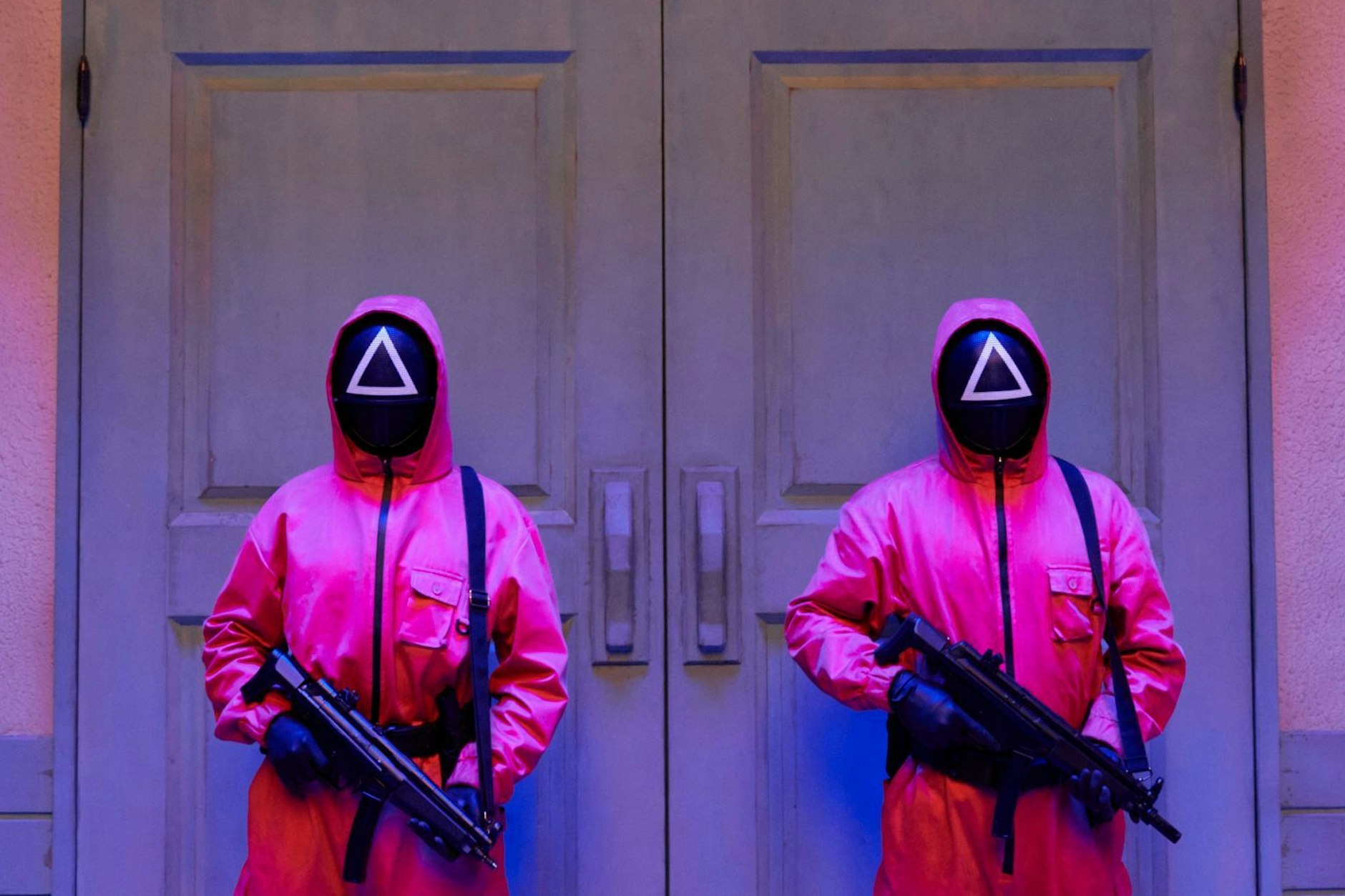 Quietschbunt mit einem antiquierten wie futuristischen Look: Setdesign von „Squid Game“