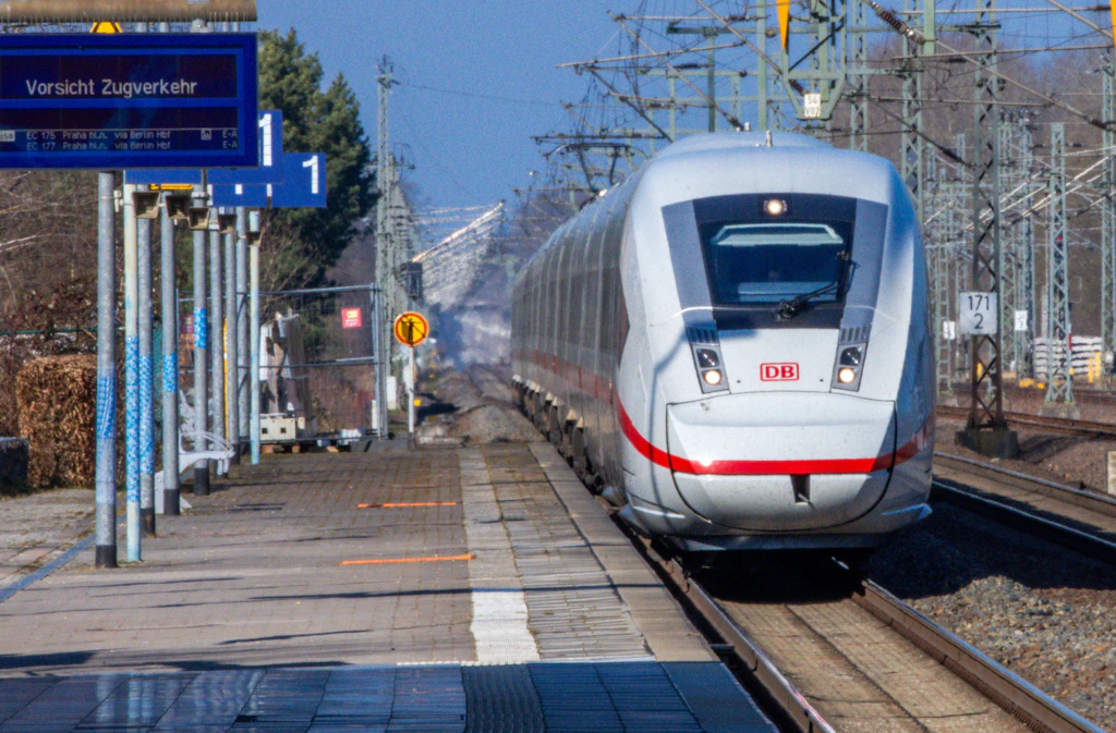 Strecke Berlin–Hamburg: Zugverkehr unterbrochen – Reparaturarbeiten dauern an