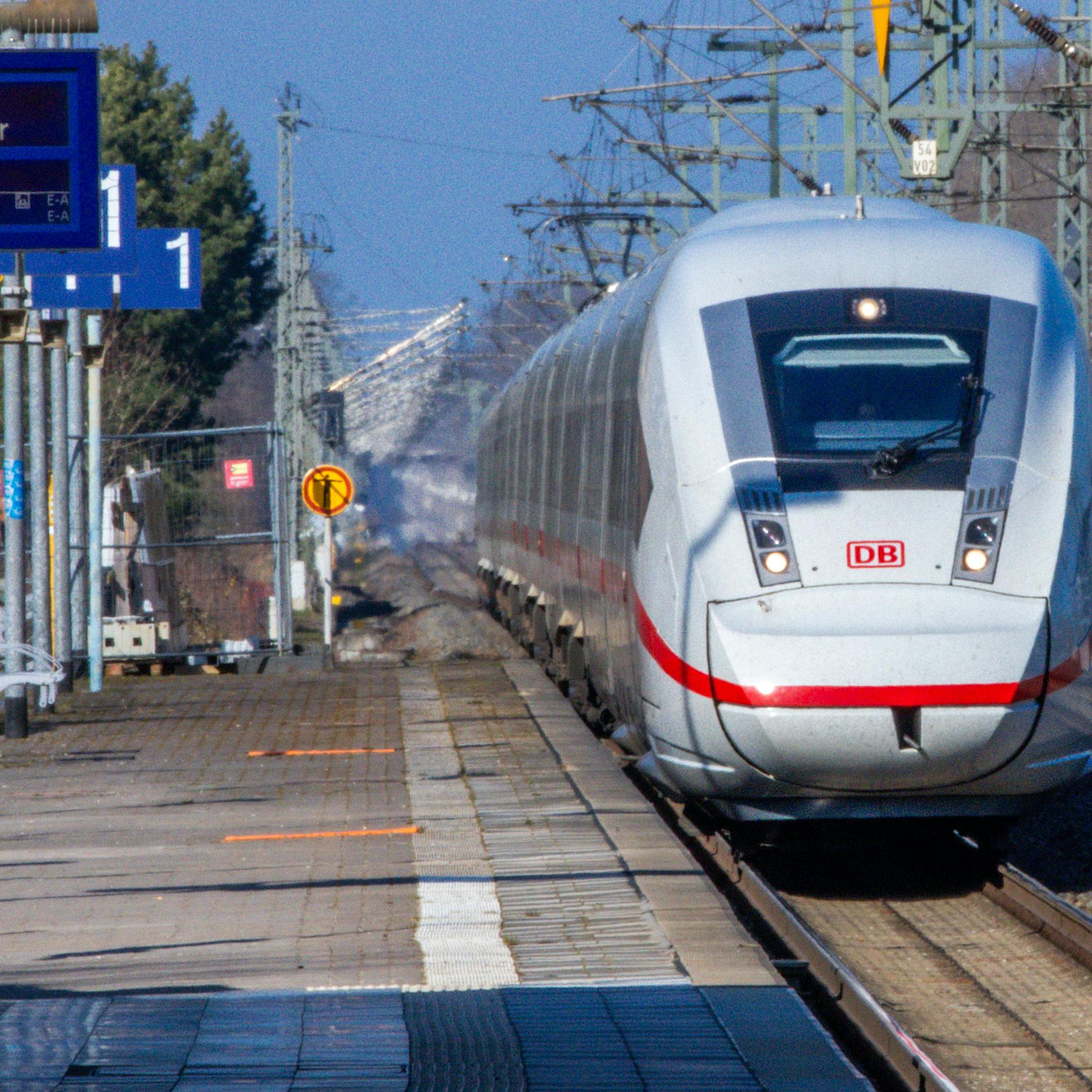 Strecke Berlin–Hamburg: Zugverkehr unterbrochen – Reparaturarbeiten dauern an