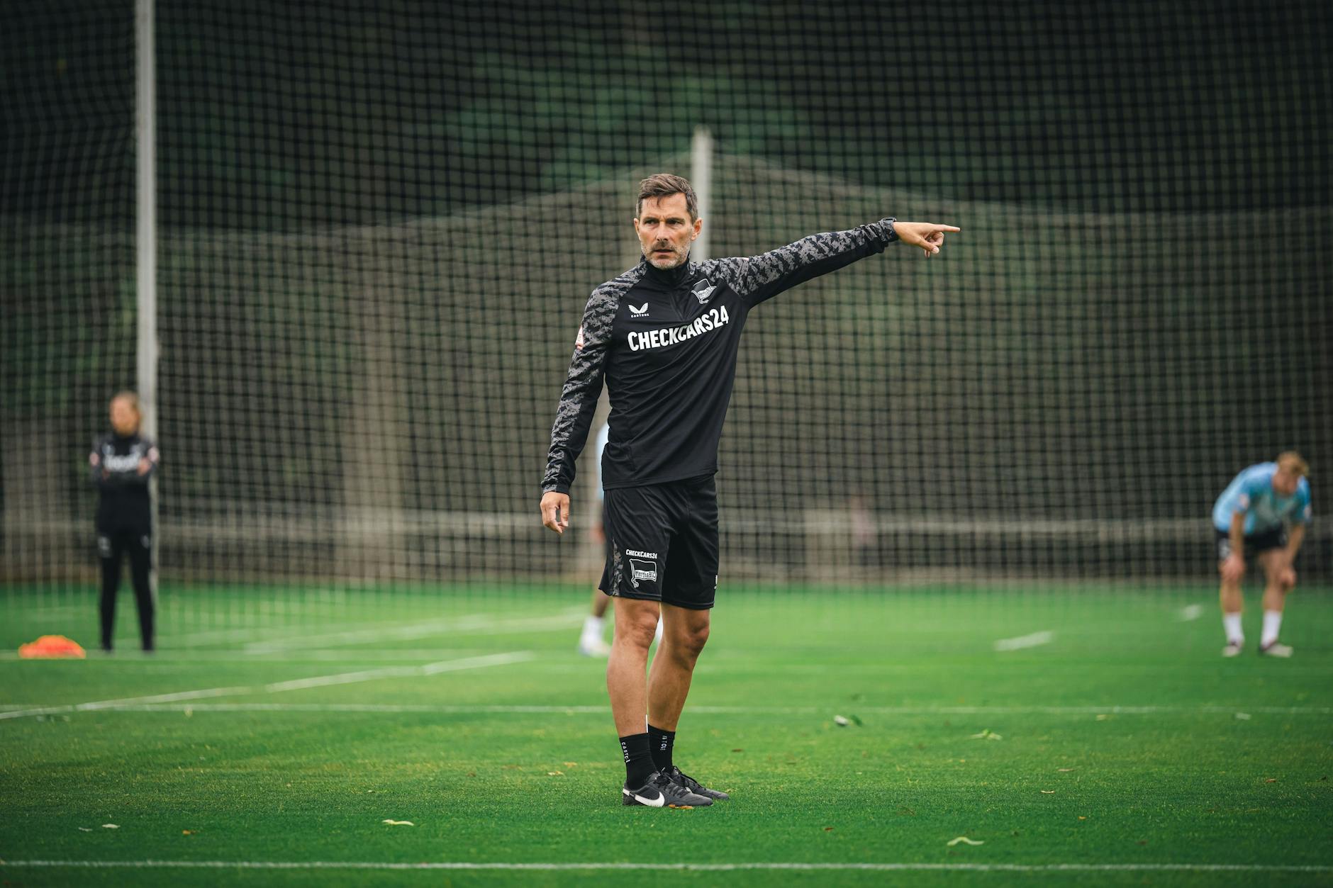 Stand mit seiner Mannschaft am Montag erstmals wieder auf dem Trainingsplatz des Olympiageländes: Hertha-Trainer Stefan Leitl