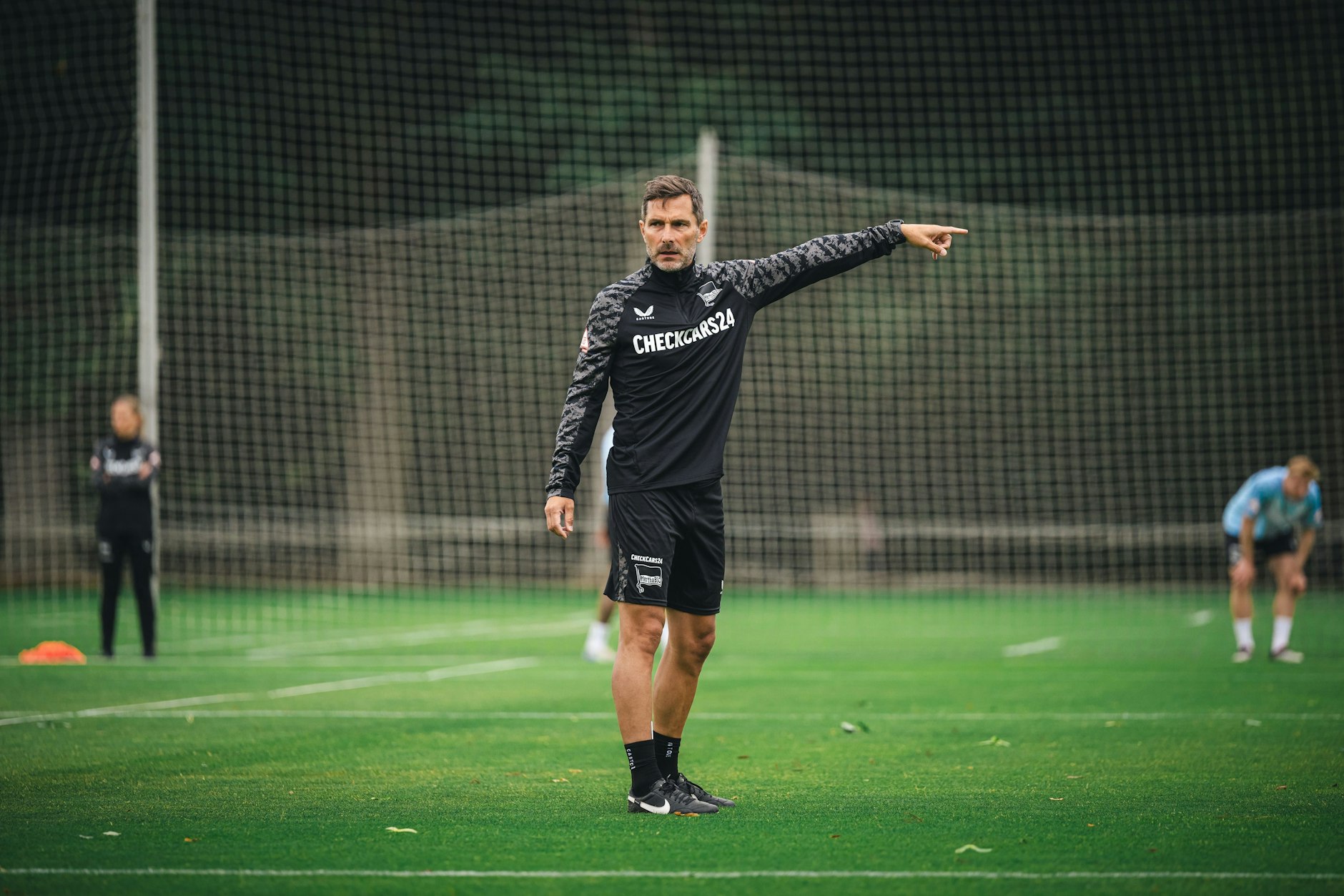 Stand mit seiner Mannschaft am Montag erstmals wieder auf dem Trainingsplatz des Olympiageländes: Hertha-Trainer Stefan Leitl
