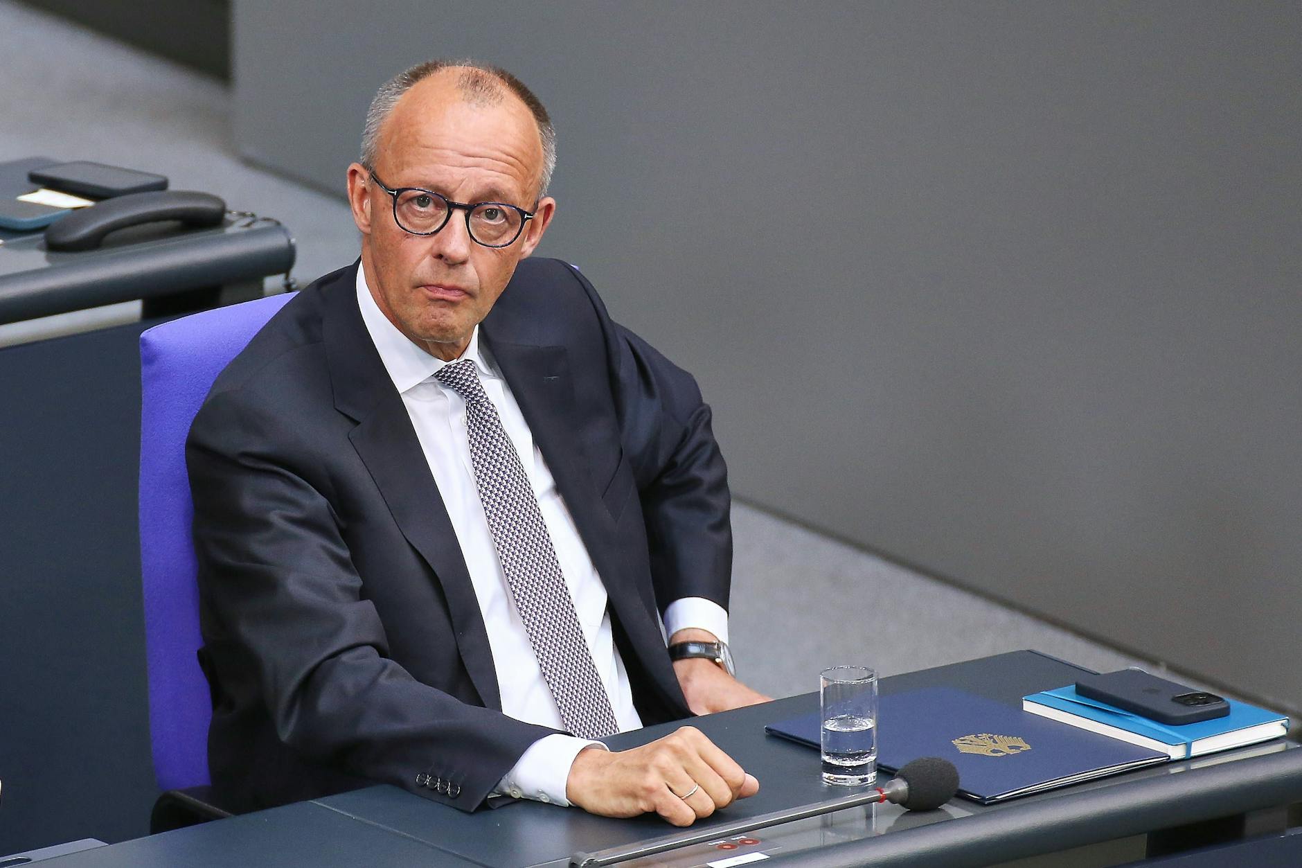 Bundeskanzler Friedrich Merz (CDU) blickt nach seiner Regierungserklärung am 24. Juni direkt in die Kamera.
