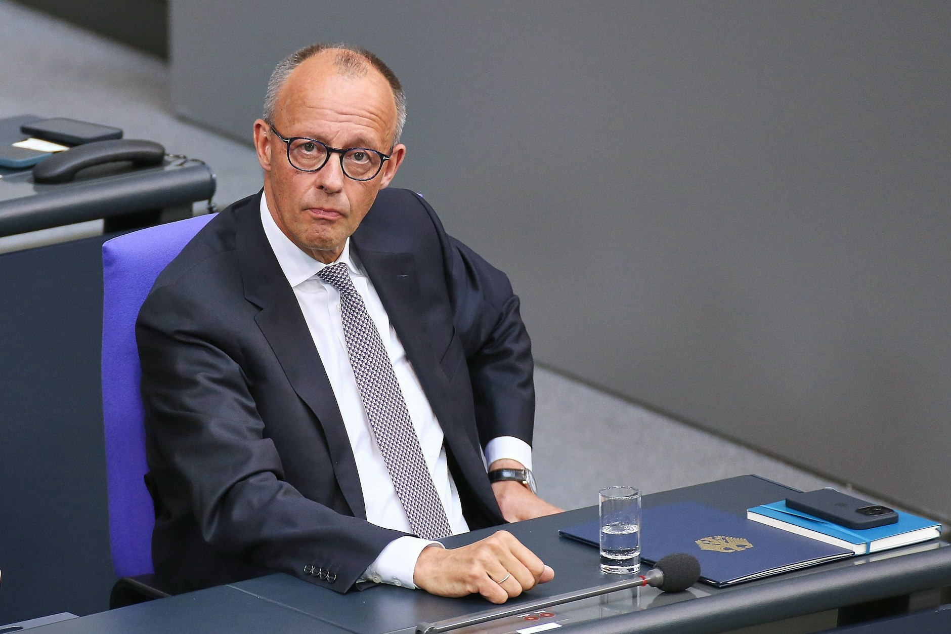 Bundeskanzler Friedrich Merz (CDU) blickt nach seiner Regierungserklärung am 24. Juni direkt in die Kamera.
