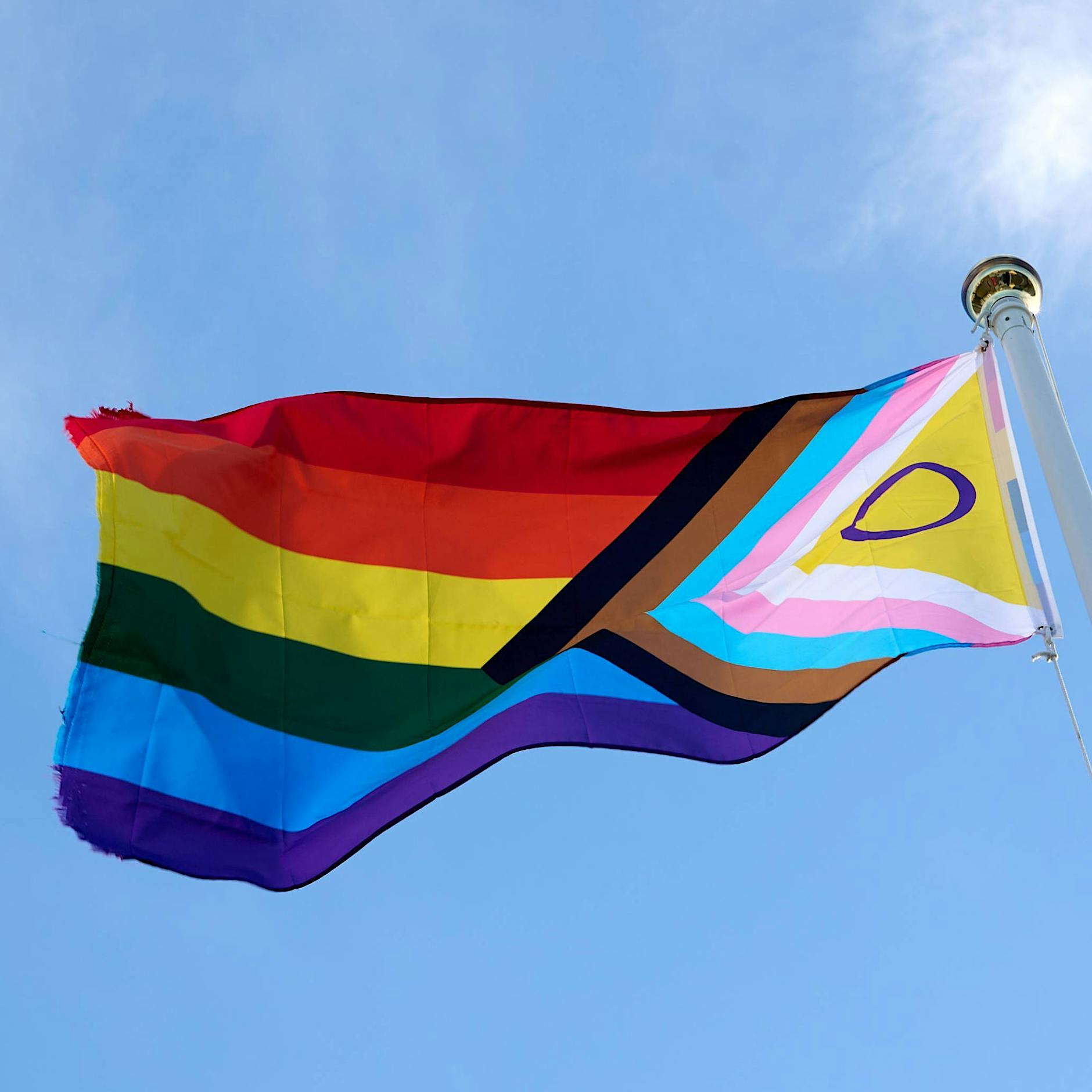 Berlin-Treptow: Eltern klagen gegen Regenbogenflagge an Grundschule