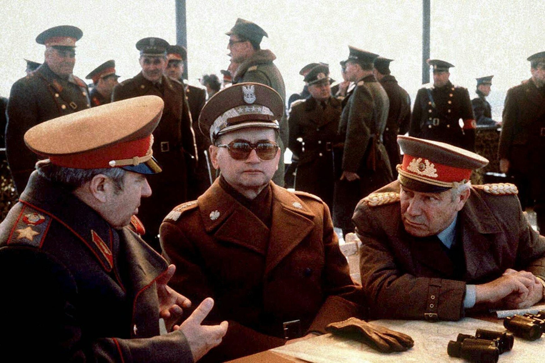 Armeegeneral und Verteidigungsminister Heinz Hoffmann (r.) mit Marschall Viktor Kulikow (l.) und dem polnischen Ministerpräsidenten Wojciech Jaruzelski während eines Manövers.
