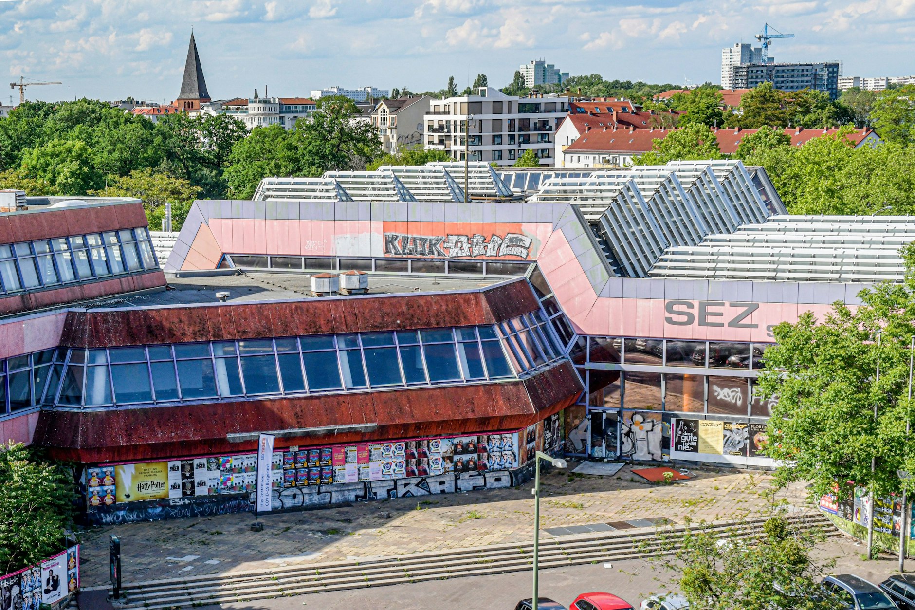 Blick auf das SEZ in Berlin: Spätestens 2028 soll das DDR-Spaßbad verschwunden sein.