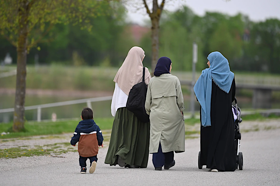 Frauen mit Kopftuch in einem Park in München