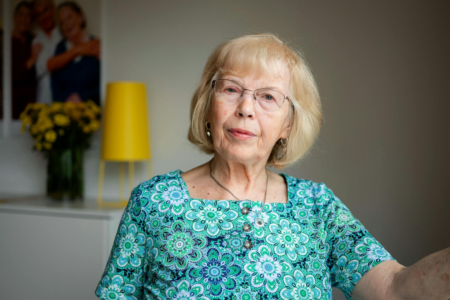 Gerda A. (83) im neuen Berliner Büro des Vereins Seniorenhilfe Lichtblick