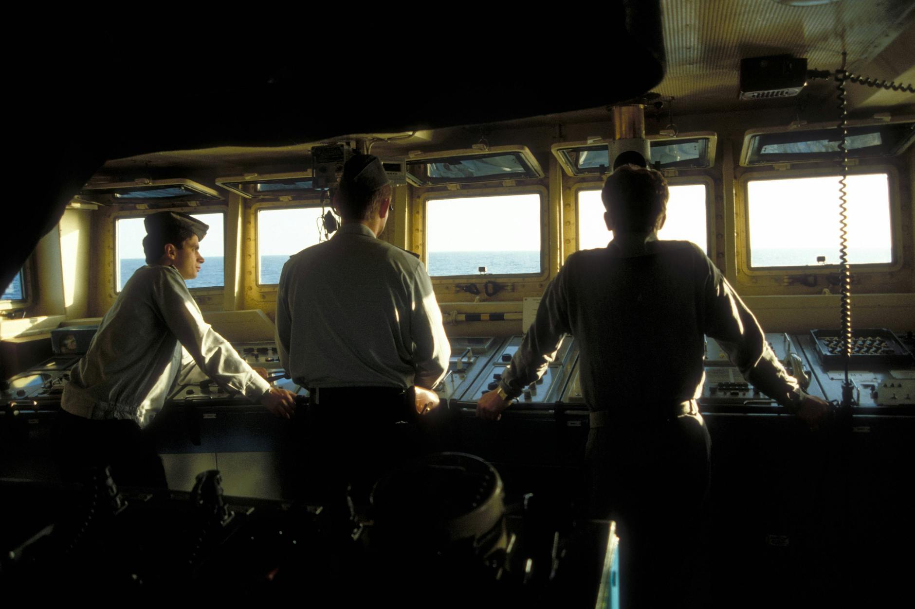 Soldaten der Volksmarine bei der Arbeit auf der Brücke
