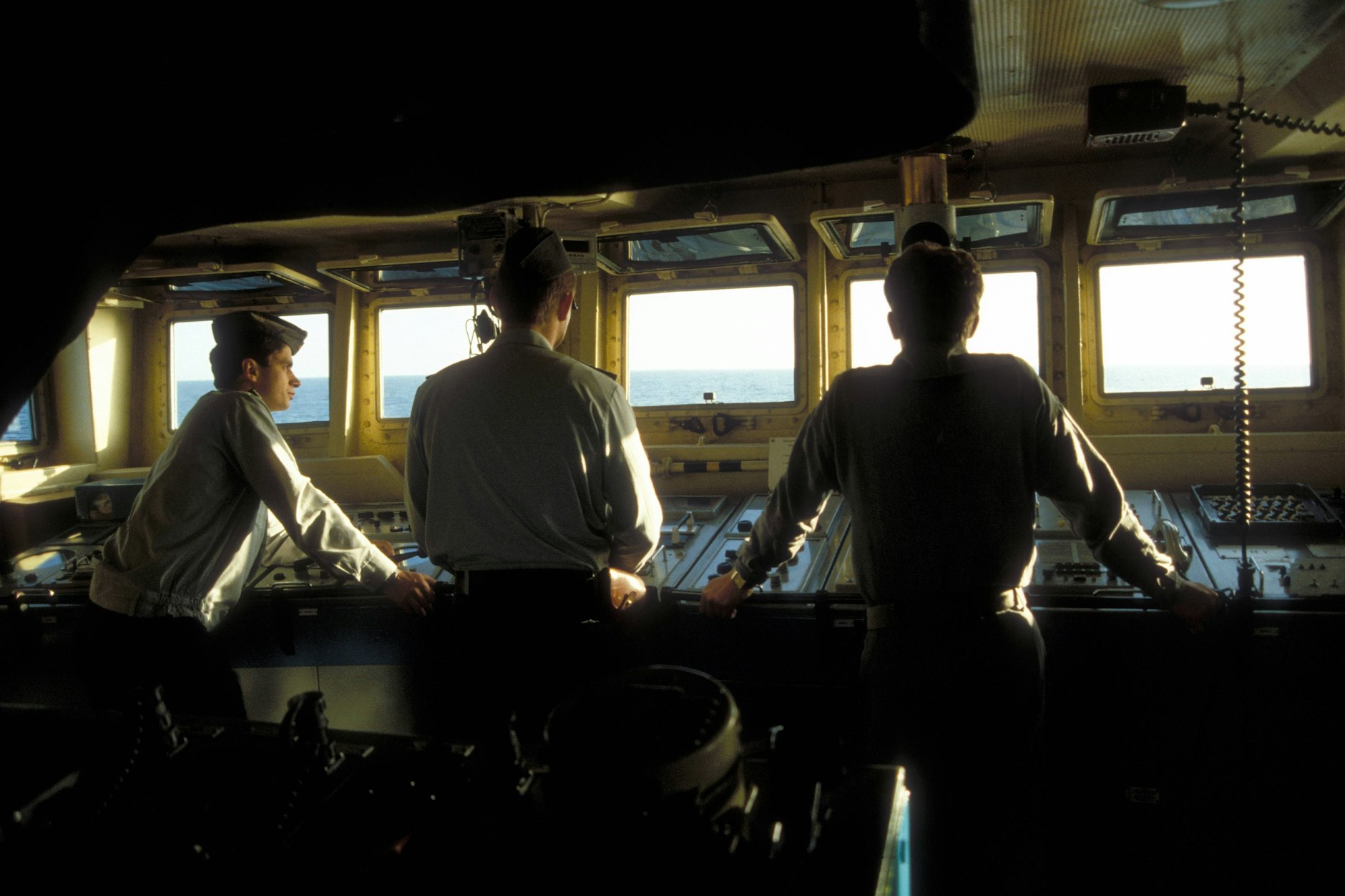Soldaten der Volksmarine bei der Arbeit auf der Brücke