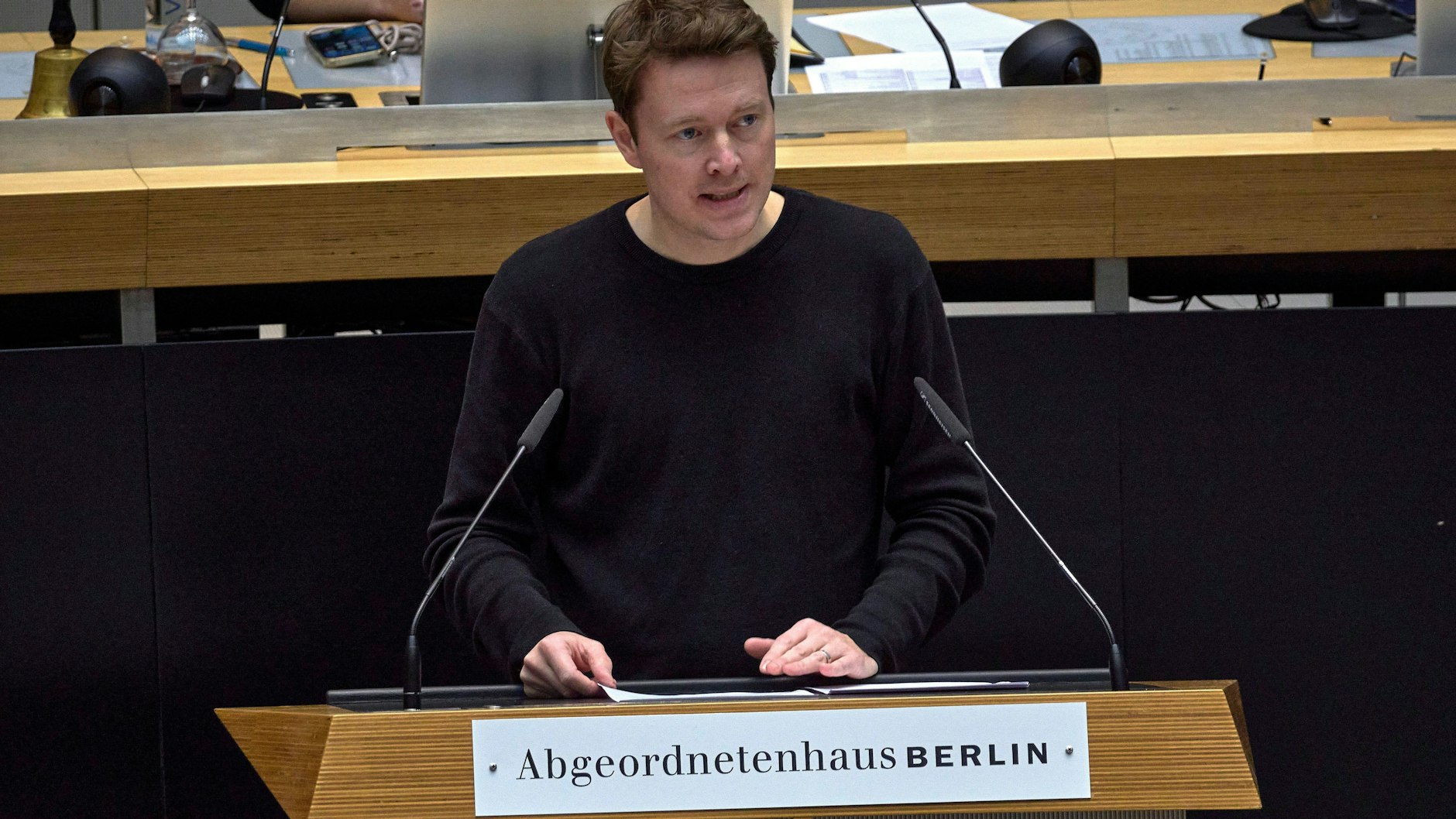 FRagte nach, wie es aktuell mit dem SEZ in Berlin weiter geht: Abgeordneter Julian Schwarze (Grüne)