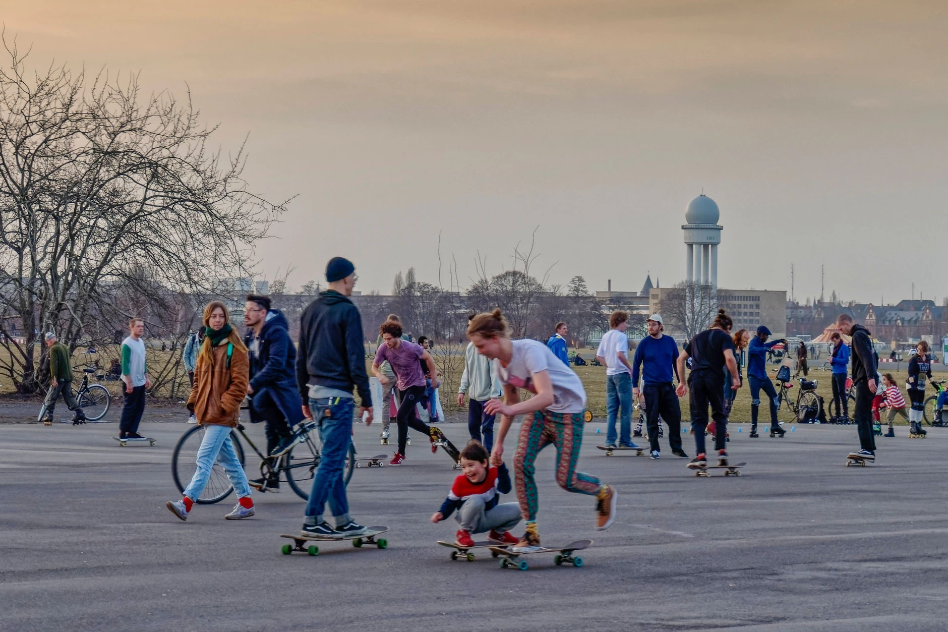 Viele Berlinerinnen und Berliner nutzen das Tempelhofer Feld gern zum Entspannen und für Ausflüge. Nur: Was wird in der Zukunft aus dem riesigen Gelände?