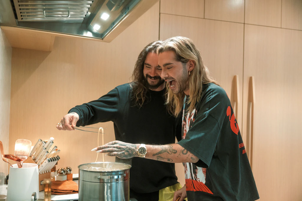 „Kaulitz & Kaulitz“ auf Netflix: Diebische Freude an Schweinereien