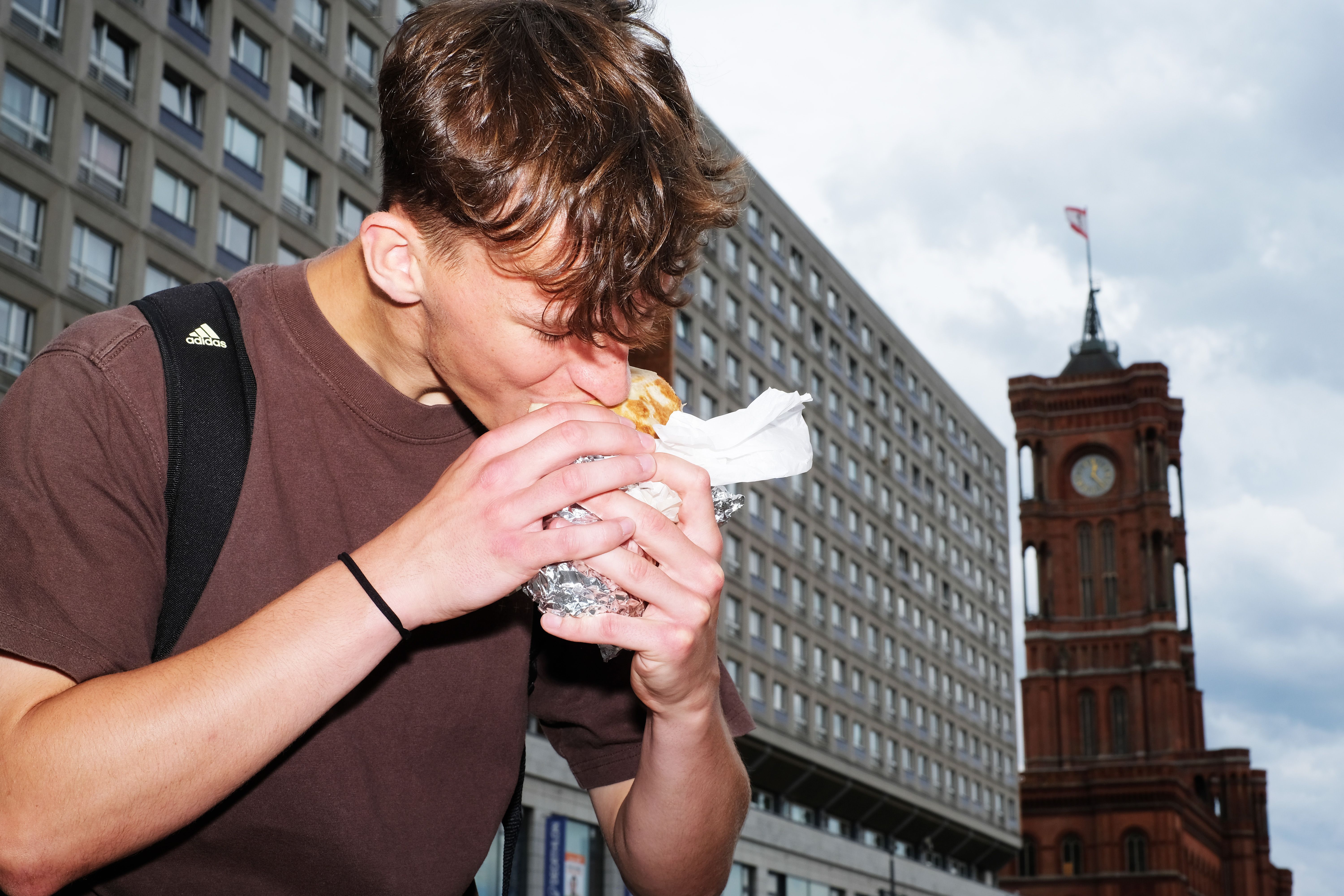 Läuft bei euch: Ganz Deutschland isst im Gehen! Aber warum?