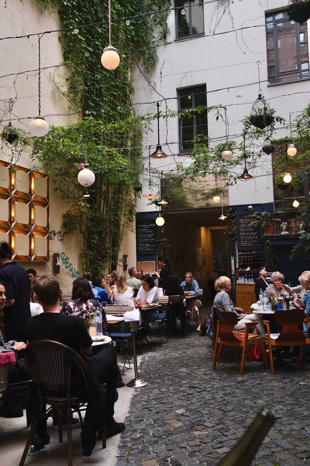 Kai Bar Brasserie in Mitte: Hier darf jeder glücklich werden
