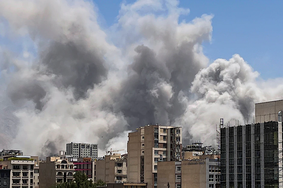 23. Juni 2025: Über Teheran steigt Rauch auf nach israelischen Luftangriffen auf Standorte der Revolutionsgarde und das Evin-Gefängnis.