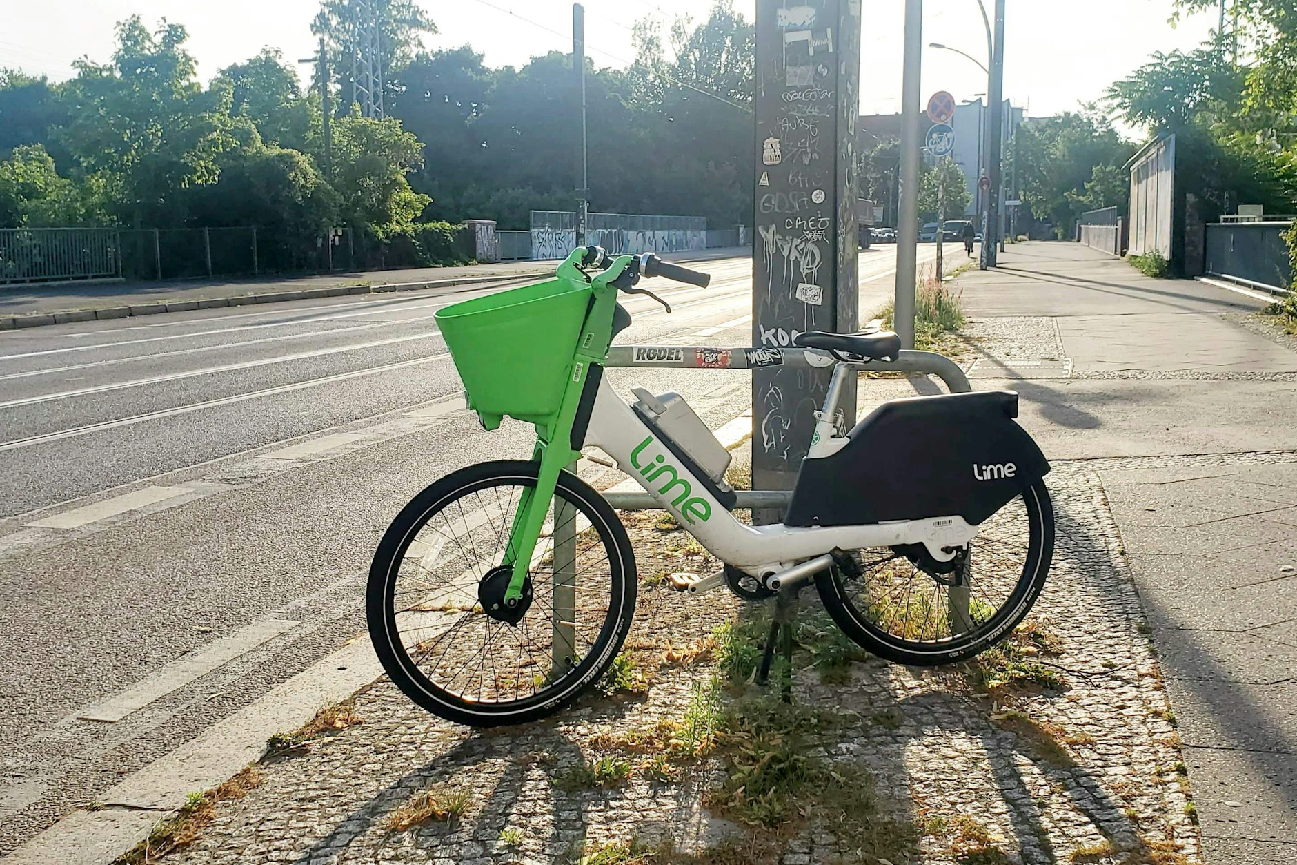 Eine Nacht benutzt, dann stehengelassen: ein Leihrad der Firma Lime